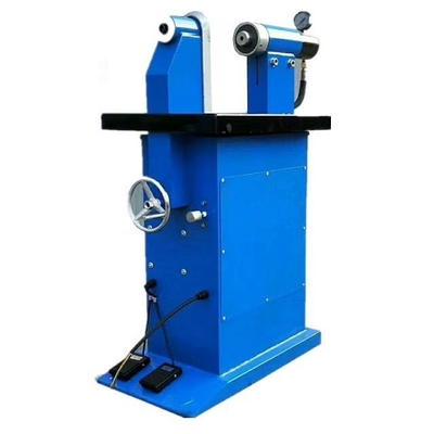 Trois meurent six rivets de coup faisant la machine avec de grande précision