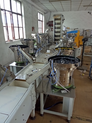 Machine d'emballage de fixations pour la production de rivets de grande échelle et de production en volume élevé