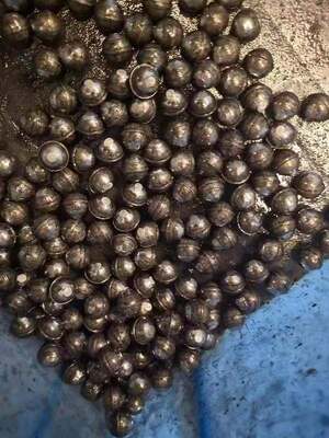 Machine de fabrication de billes d'acier équipée d'une structure avancée pour la fabrication de billes d'acier de précision et un fonctionnement à faible bruit