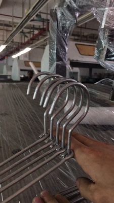 Les vêtements automatiques câblent le cintre faisant la machine