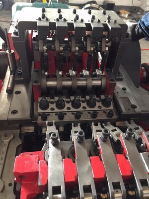 La machine de creusement froide de rivet aveugle, rivet faisant la machine pour la production sans visibilité de rivet d'acier inoxydable, 5 meurent type de 5 coups