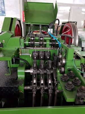 La machine de creusement froide de rivet, deux meurent type de quatre coups