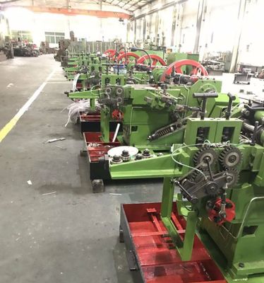 La machine de creusement froide de rivet, deux meurent type de quatre coups